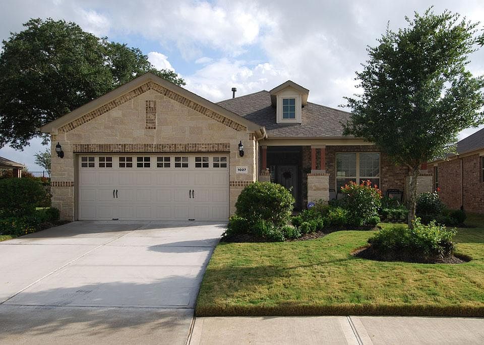 Welcome home to 1027 Majestic Oak.