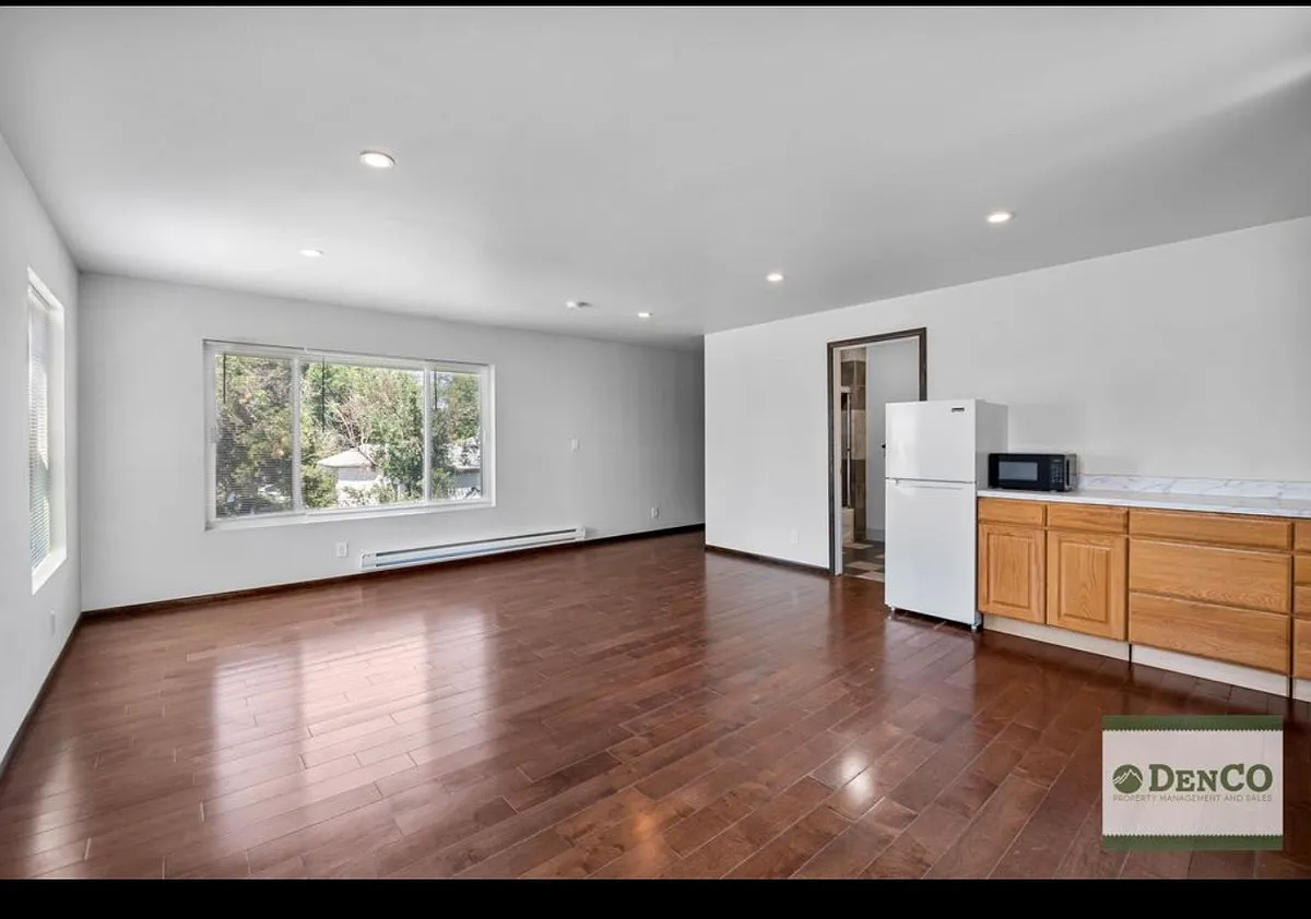 Building Photo - 946 S Leyden St #B