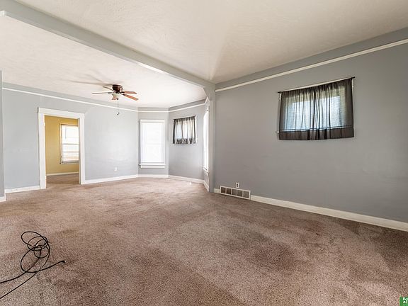 3rd image of 3936 Gold St