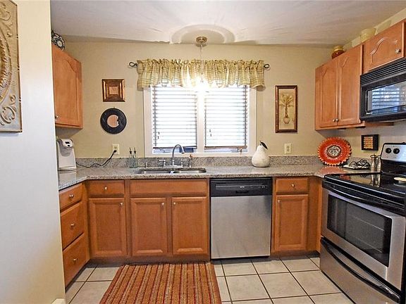 4th image of 21 Sterling Dr APT 1