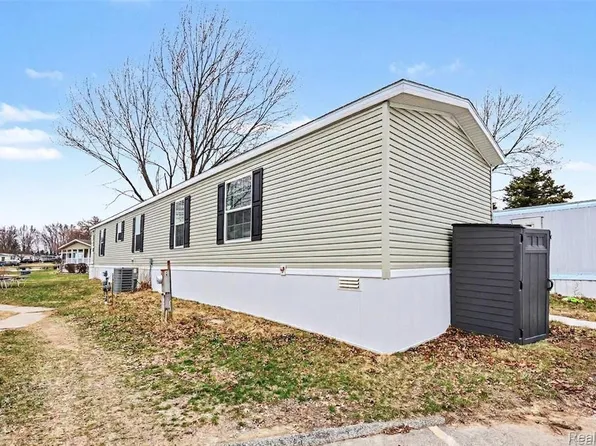 49611 Au Lac Dr E, Chesterfield, MI 48051