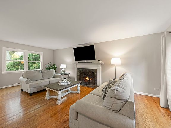 3rd image of 1607 E Wakeman Ave