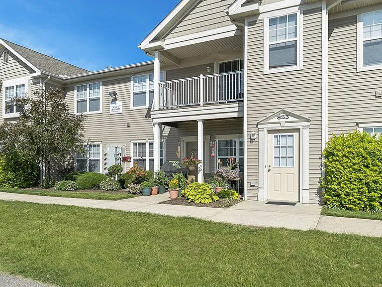 Cobblestone Court Apartments — Photo 16