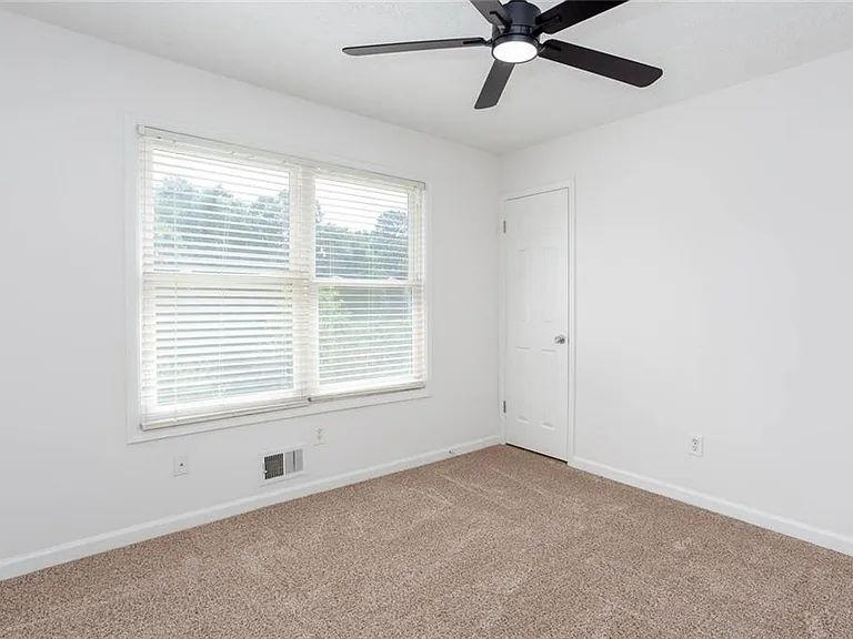 1093 Caprice Dr — Photo 17
