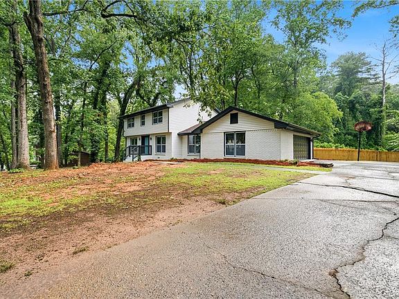 2nd image of 648 Bralorne Dr