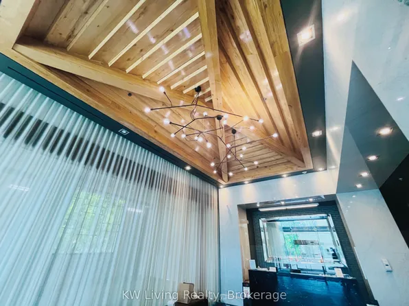 210 Simcoe St, Toronto, ON