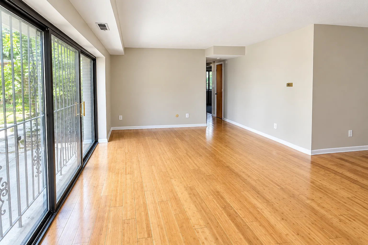 406 E End Avenue — Photo 1