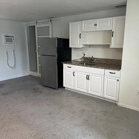 3 bed, 1.0 bath, 2488 sqft, $1,300 — Photo 3