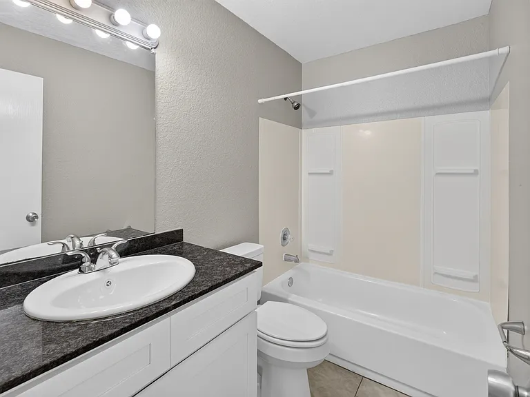 1424 E Mulkey St #1426 — Photo 6