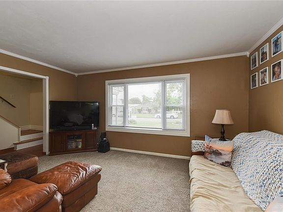 4th image of 3928 Brentwood Cres