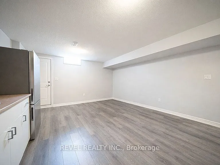 31 Mair Ave #LOWER — Photo 4