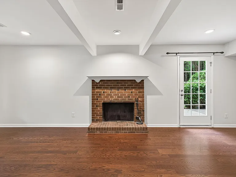 1526 Dirkson Ct — Photo 6