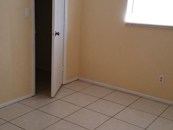 4th image of 5022 SW 16th Pl APT B