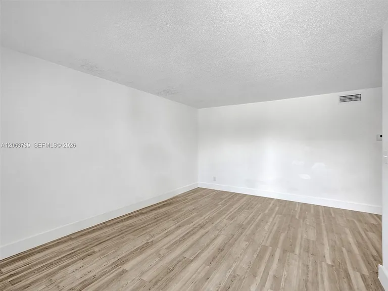 114 SE 8th St #203 — Photo 7