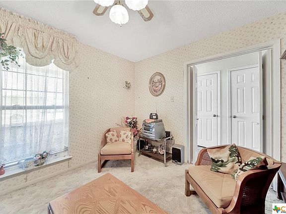 4th image of 914 Willowbrook St