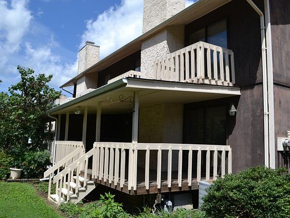 3rd image of 10 Wellington St #3