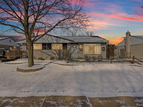 32952 Avondale St, Westland, MI 48186