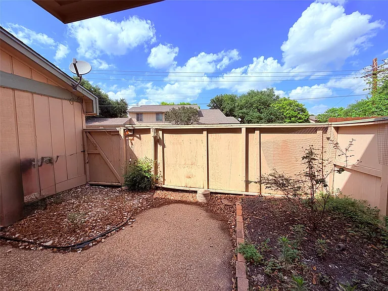 9611 Blue Creek Ln — Photo 32