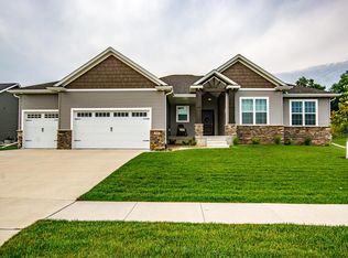 945 Tamarac Ln, Robins, IA 52328