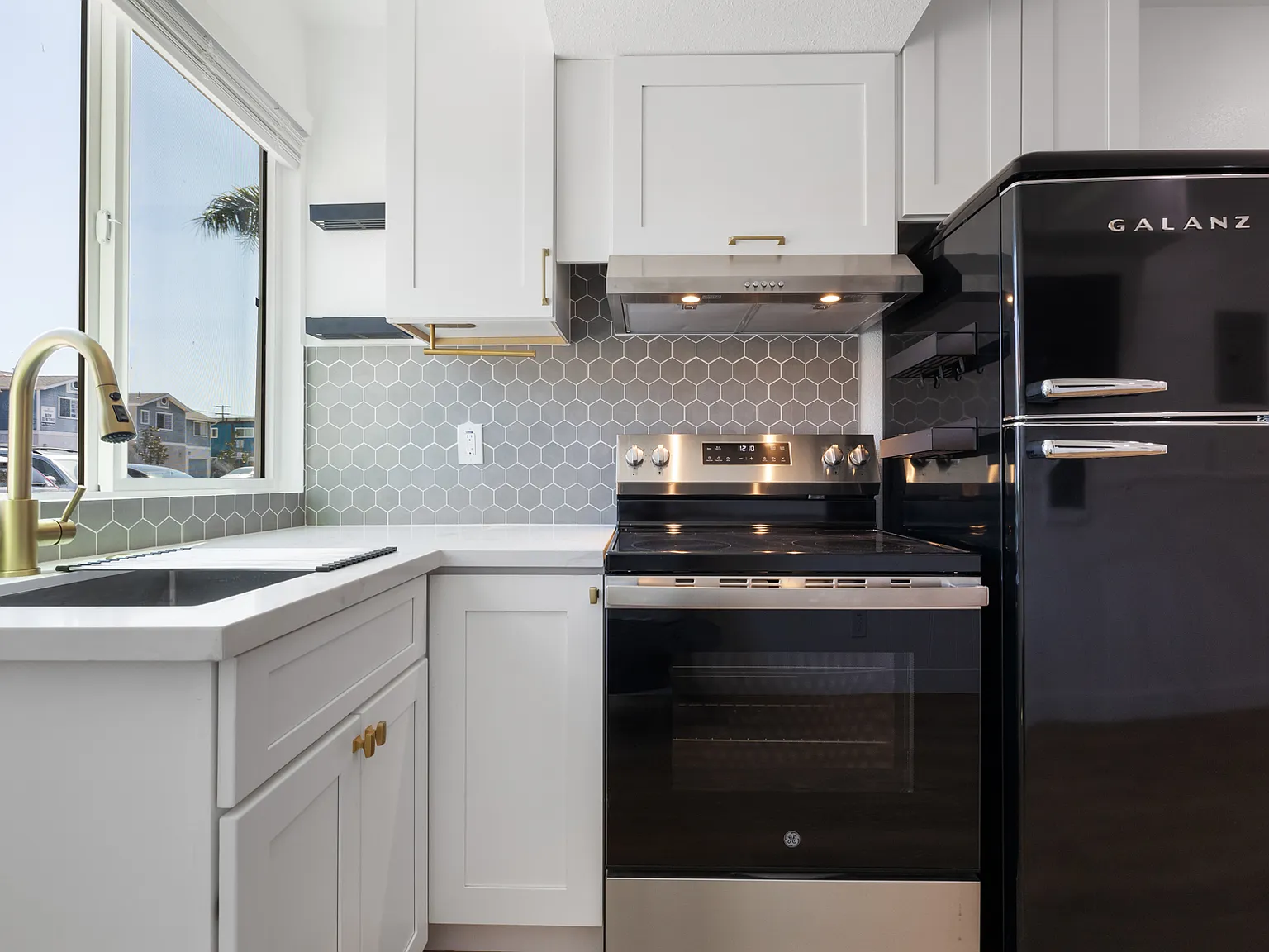 Studio, 250 sqft, $1,695 — Photo 3