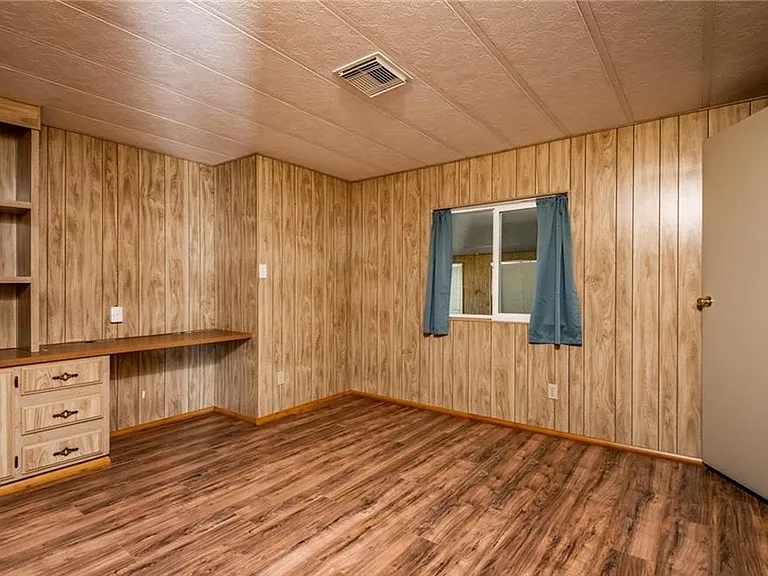 BR2 w/ Walk in closet