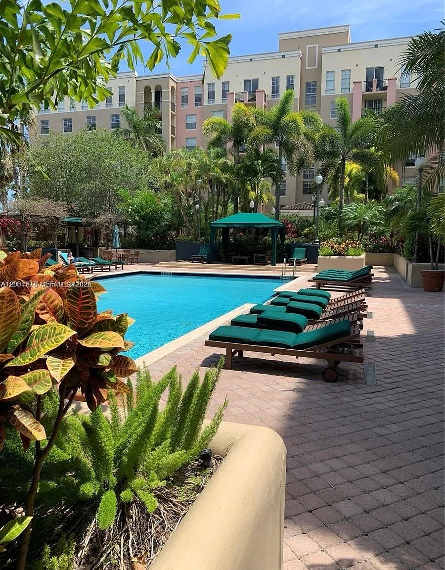 Las Olas By The River Con — Photo 3