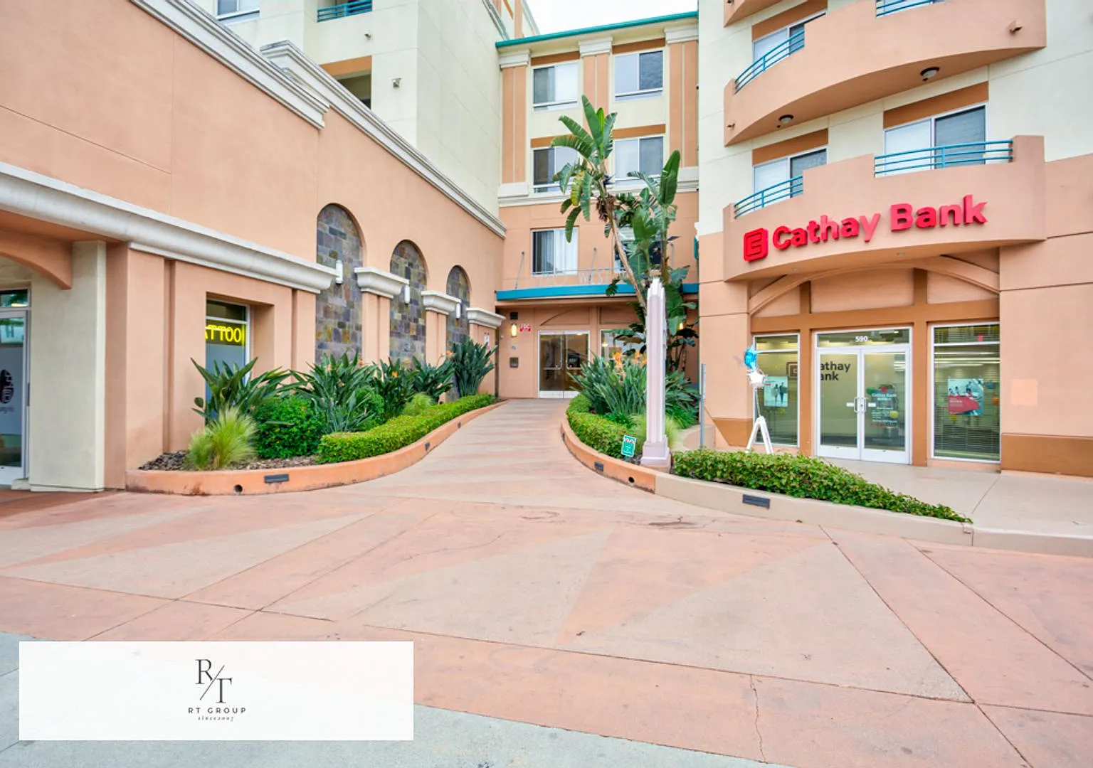 Luxurious Modern Condo in Alhambra — Photo 2