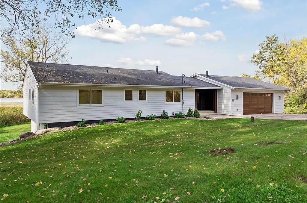 5 bed, 3400 sqft, $4,995 — Photo 1