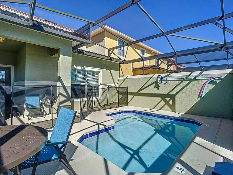 Beach Palm Ave — Photo 41
