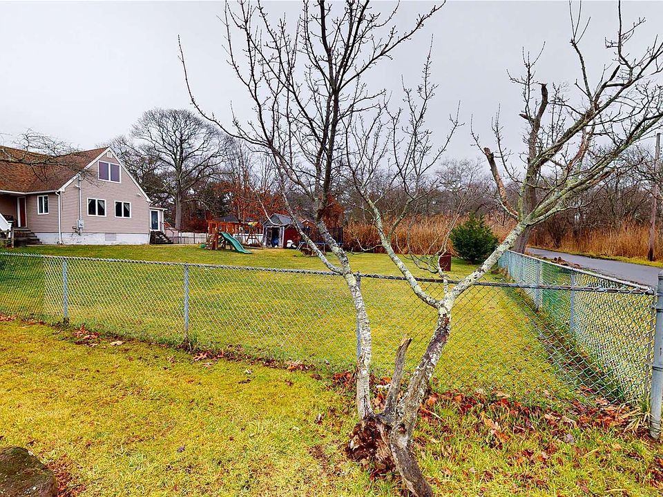 1st image of 35 Hemlock Dr
