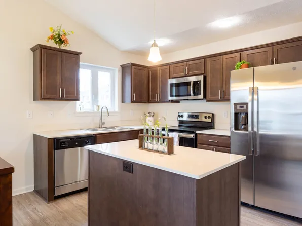 108 Redon Cir, Webster, NY 14580