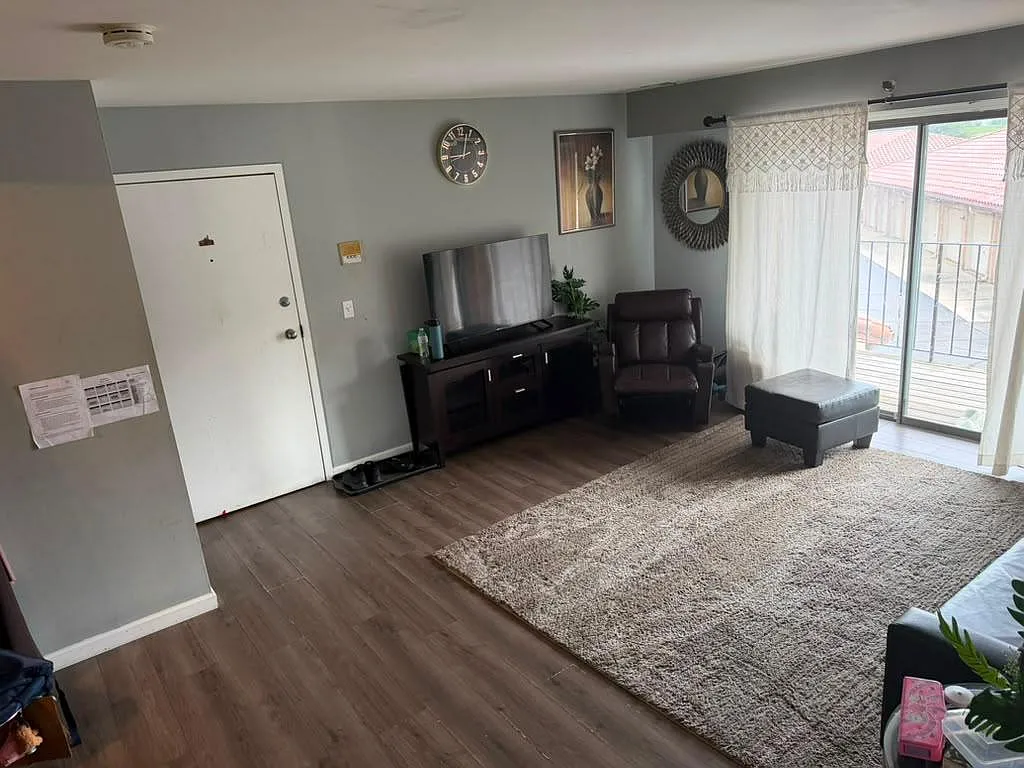 2 bed, 975 sqft, $2,100 — Photo 2
