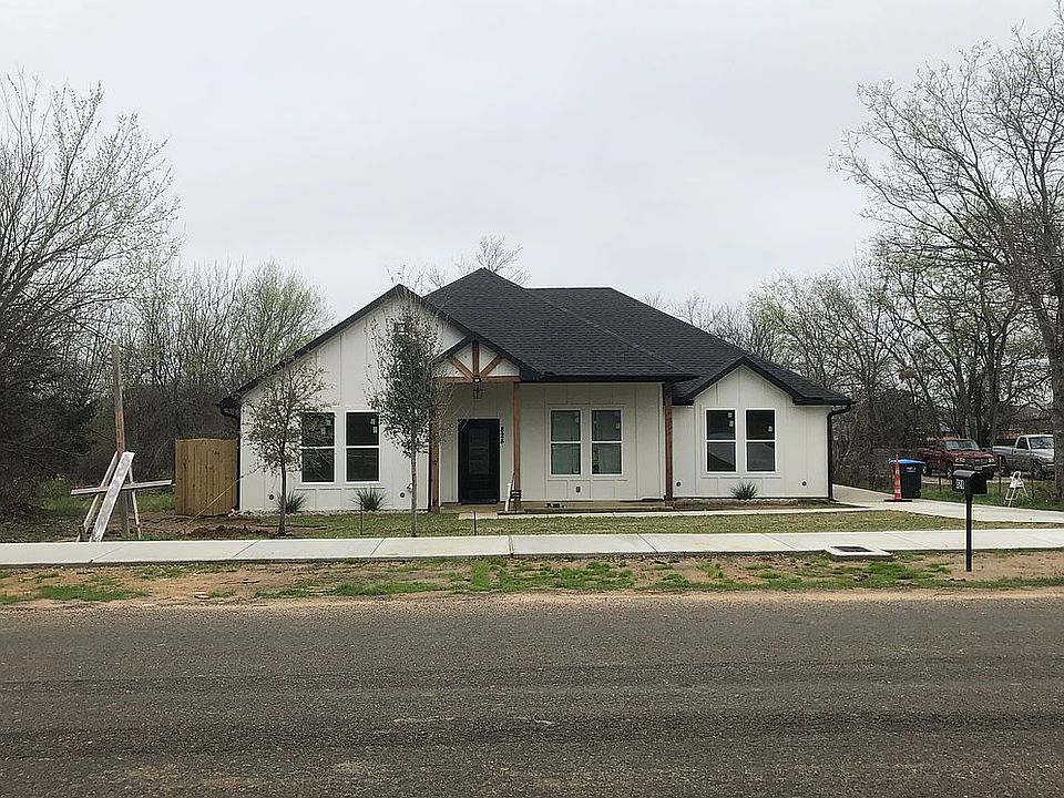 2nd image of 828 Williams Rd