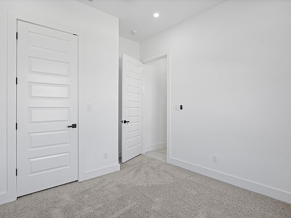 5th image of 2057 Glenhollow Dr