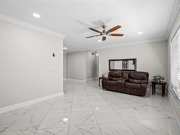 3rd image of 403 NE Oleander Avenue