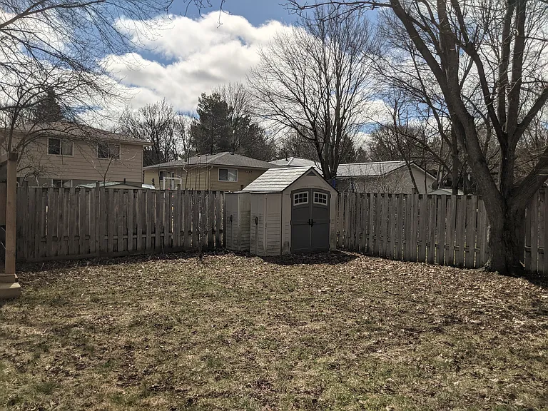 450 Midwood Cres — Photo 35