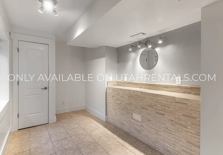 1595 S 50 W — Photo 23