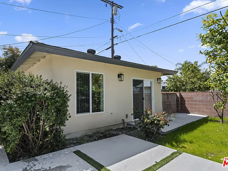 6229 Sylvia Ave — Photo 4