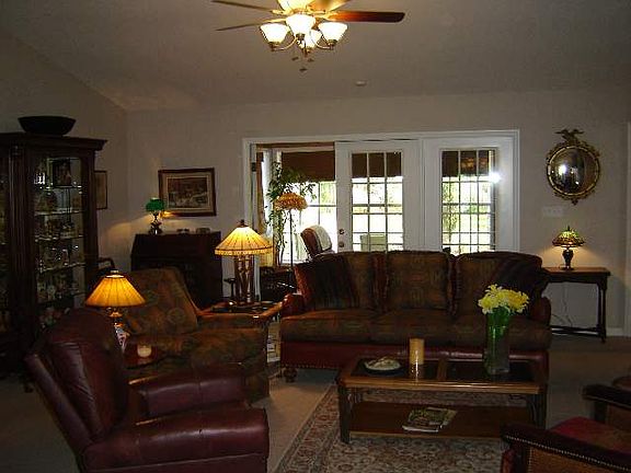 3rd image of 154 Carriage Dr