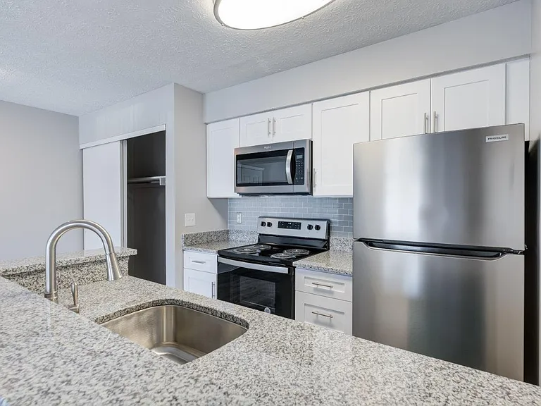 Wexford Lakes Apartments and Townhomes — Photo 2