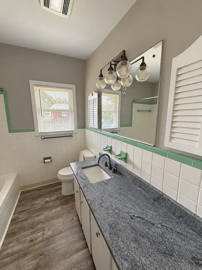 Three bedroom, 1.5 bath house in Burlington — Photo 4