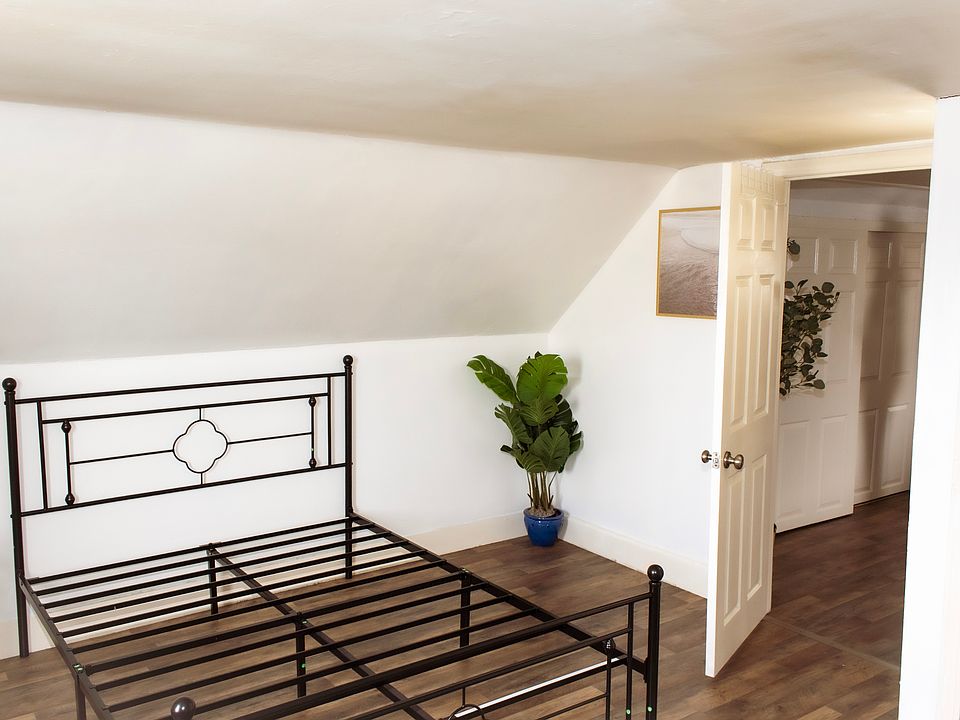 Bedroom, with queen bedroom frame (yes included)