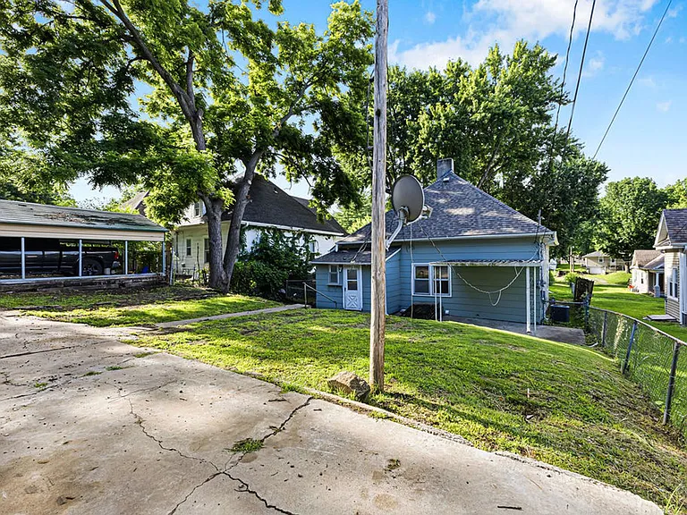 2911 Felix St — Photo 25