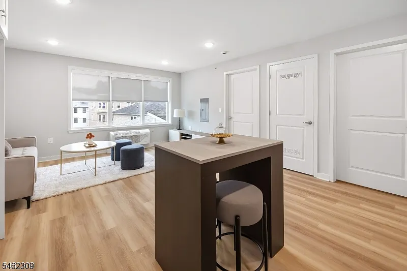 1 bed, 600 sqft, $2,000 — Photo 3