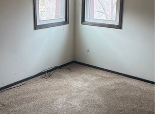 512 Breezy Point Dr APT 8, Clinton, IA 52732