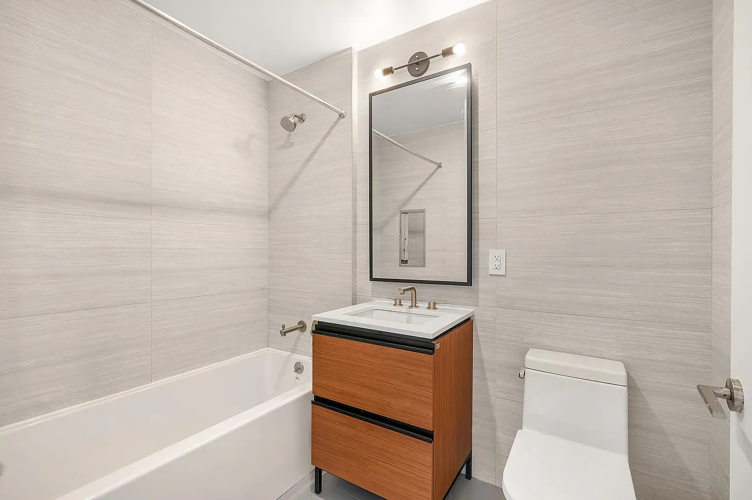 123 Linden Boulevard — Photo 3