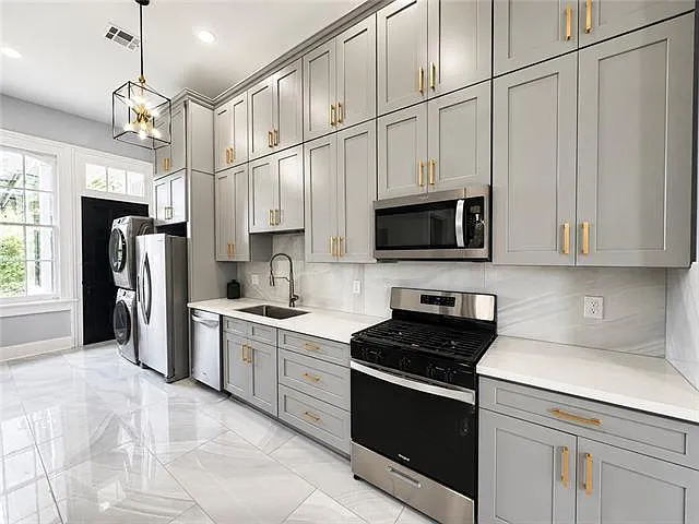 2403 Carondelet St — Photo 3