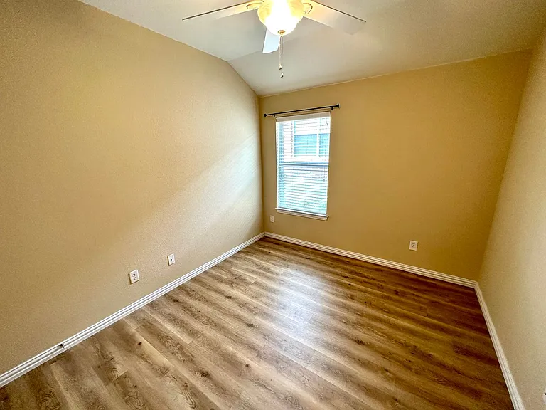 221 Creekwood Dr — Photo 12