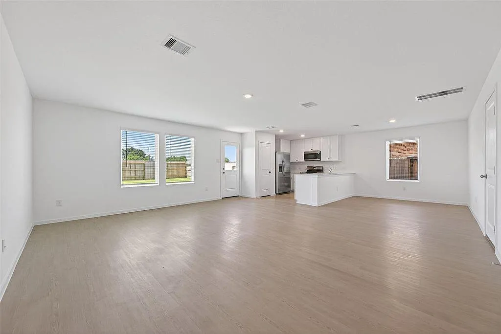 4 bed, 2.0 bath, $2,650 — Photo 3