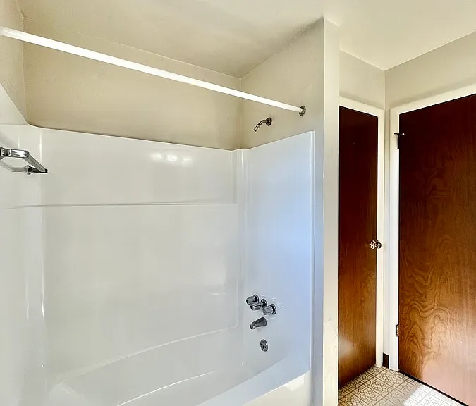 Oak Manor Dr — Photo 23